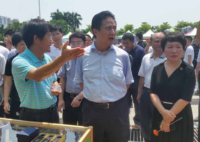 省委书记罗保铭在省教育厅厅长曹献坤的陪同下参观爱体育在线注册(中国)官方网站2016年职业教育活动周展区